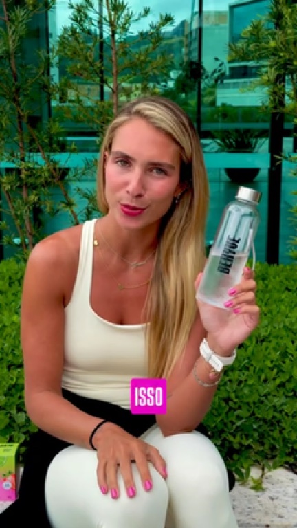 Mulher ao ar livre com a garrafa BEHYVE